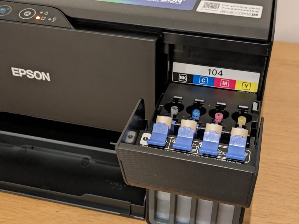 Tapas del tanque de tinta abiertas a la derecha de la impresora.