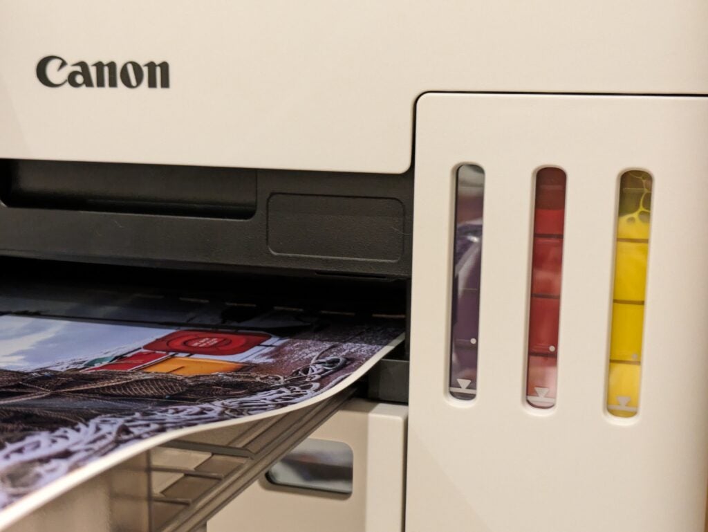 Toma detallada de los niveles del tanque de tinta, mientras se imprime una fotografía.