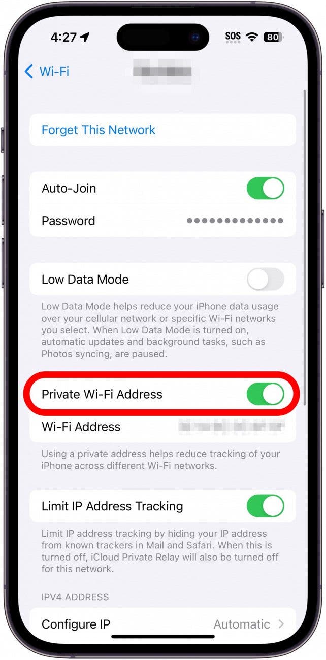 Configuración de Wi-Fi del iPhone con un cuadro rojo alrededor de la dirección Wi-Fi privada para alternar