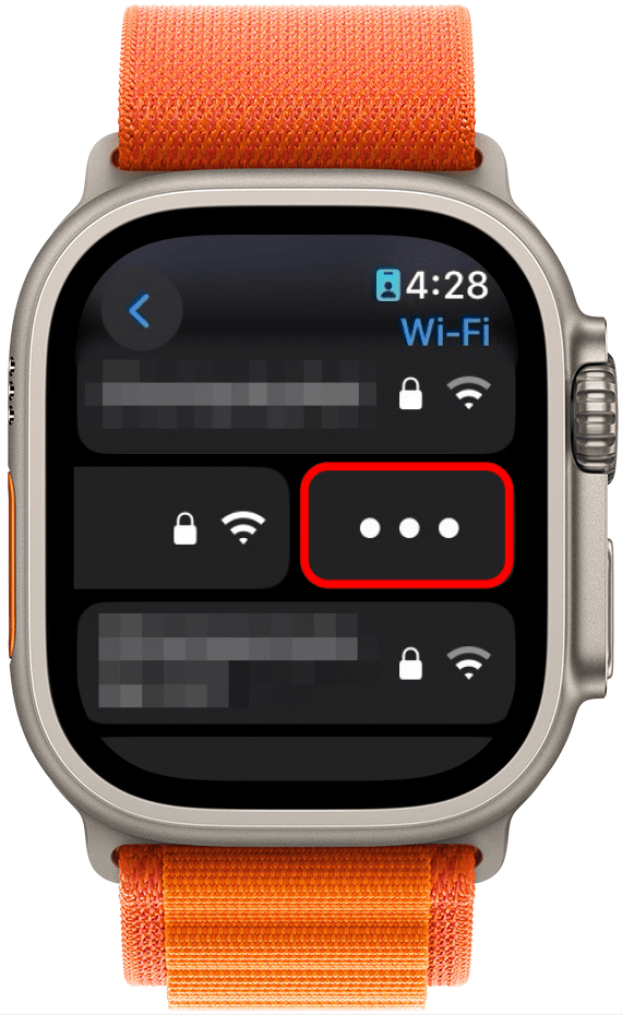 Lista de redes wi-fi del Apple Watch con un cuadro rojo alrededor del botón de menú de tres puntos
