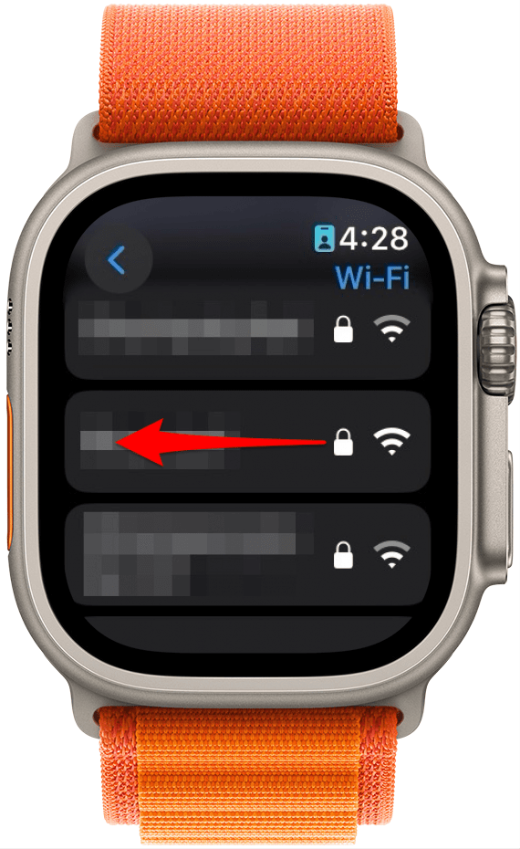 Lista de redes wi-fi del Apple Watch con una flecha roja apuntando hacia la izquierda, indicando que se debe deslizar hacia la izquierda