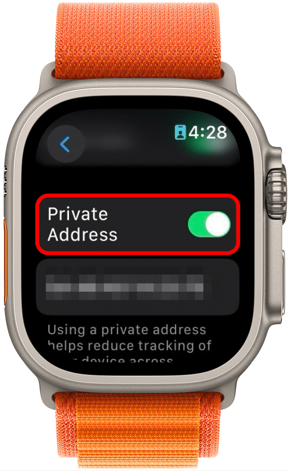 Configuración de red Wi-Fi del Apple Watch con alternancia de dirección privada rodeada de un círculo rojo
