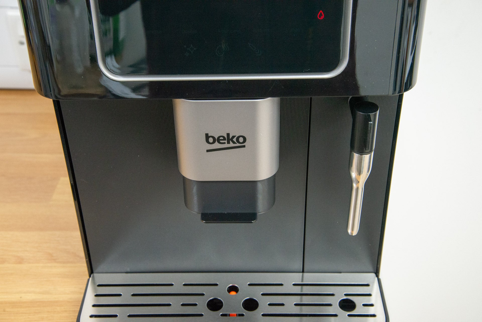Máquina de café en grano Beko CaffeExperto con boquilla de vapor