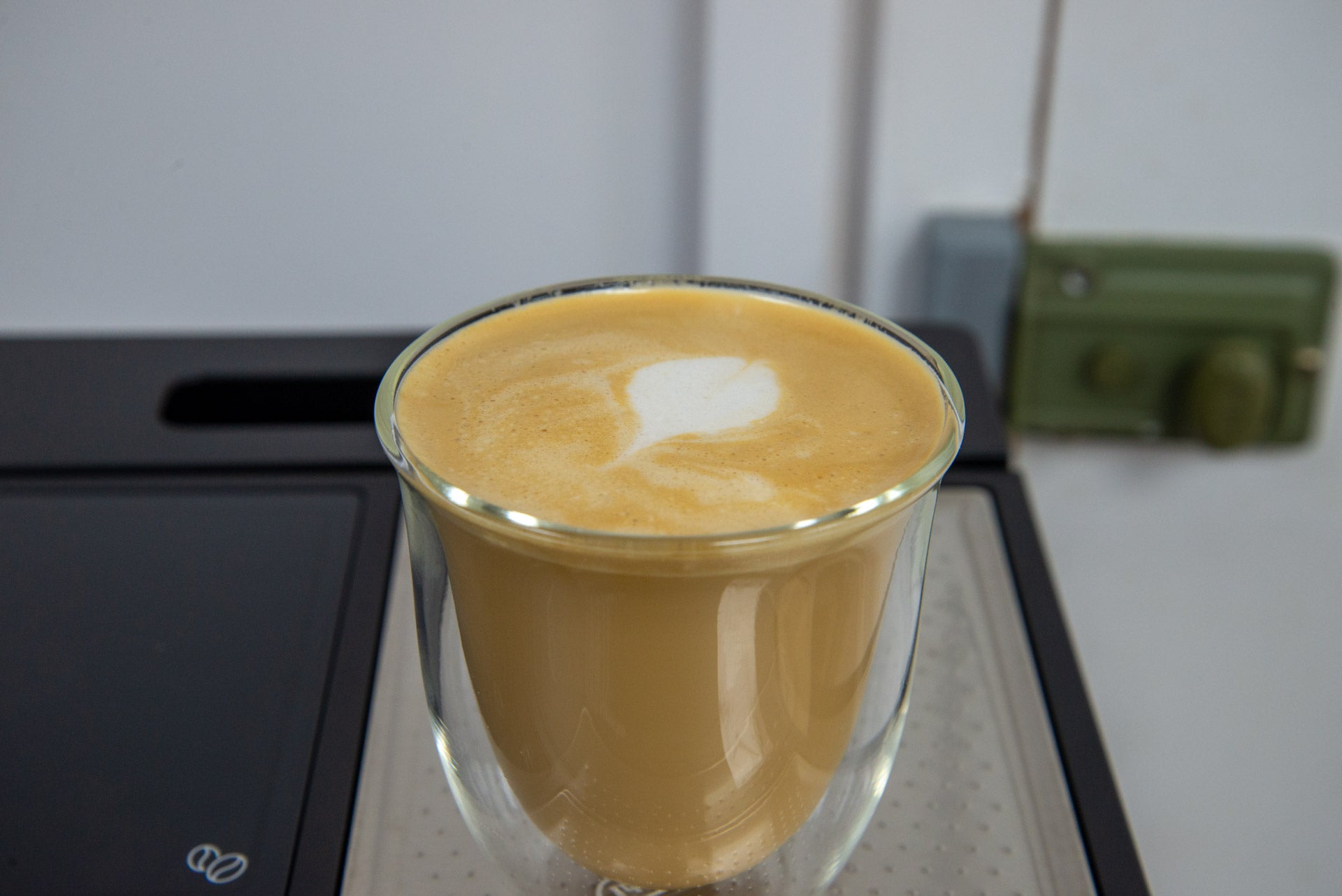 Beko CaffeExperto Máquina de café en grano con varilla de vapor, blanco plano