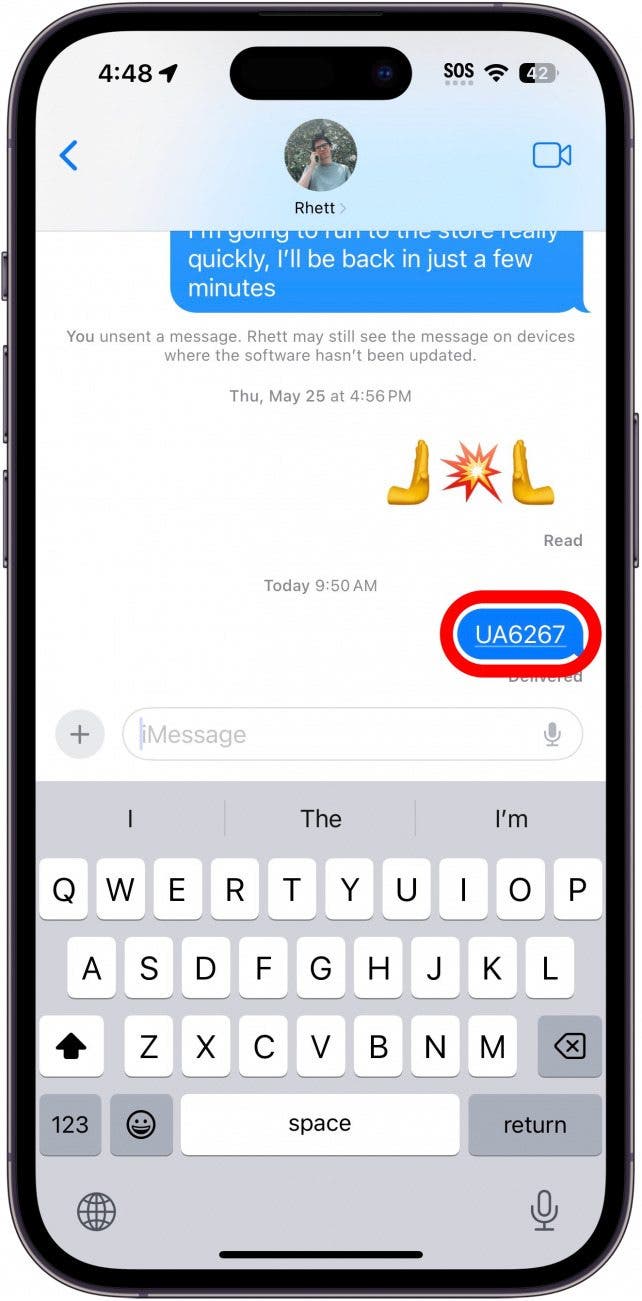 Mensaje de conversación con un círculo rojo alrededor de un texto que contiene el número de vuelo UA6267.