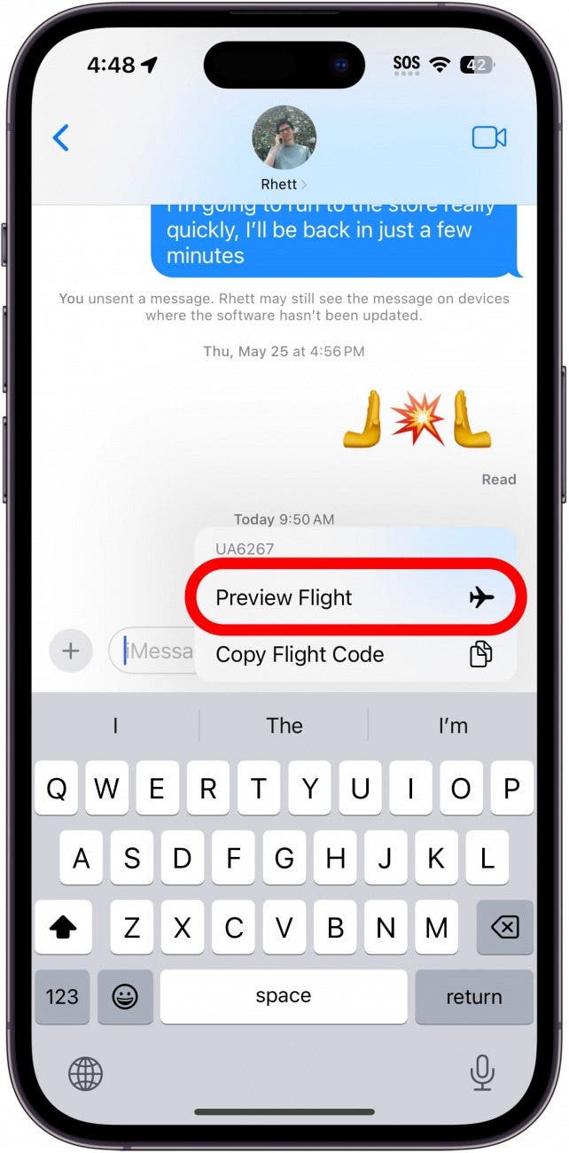 Conversación de mensaje que muestra una ventana con opciones para obtener una vista previa del vuelo y copiar el código de vuelo, con un círculo rojo alrededor de la opción de vista previa del vuelo.