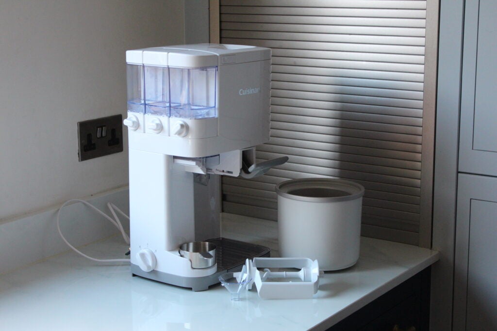 Máquina para hacer helados Cuisinart Soft Serve con accesorios