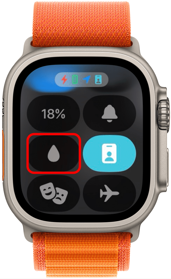 Centro de control de Apple Watch con botón de bloqueo de agua (un ícono de gota de agua) con un círculo rojo