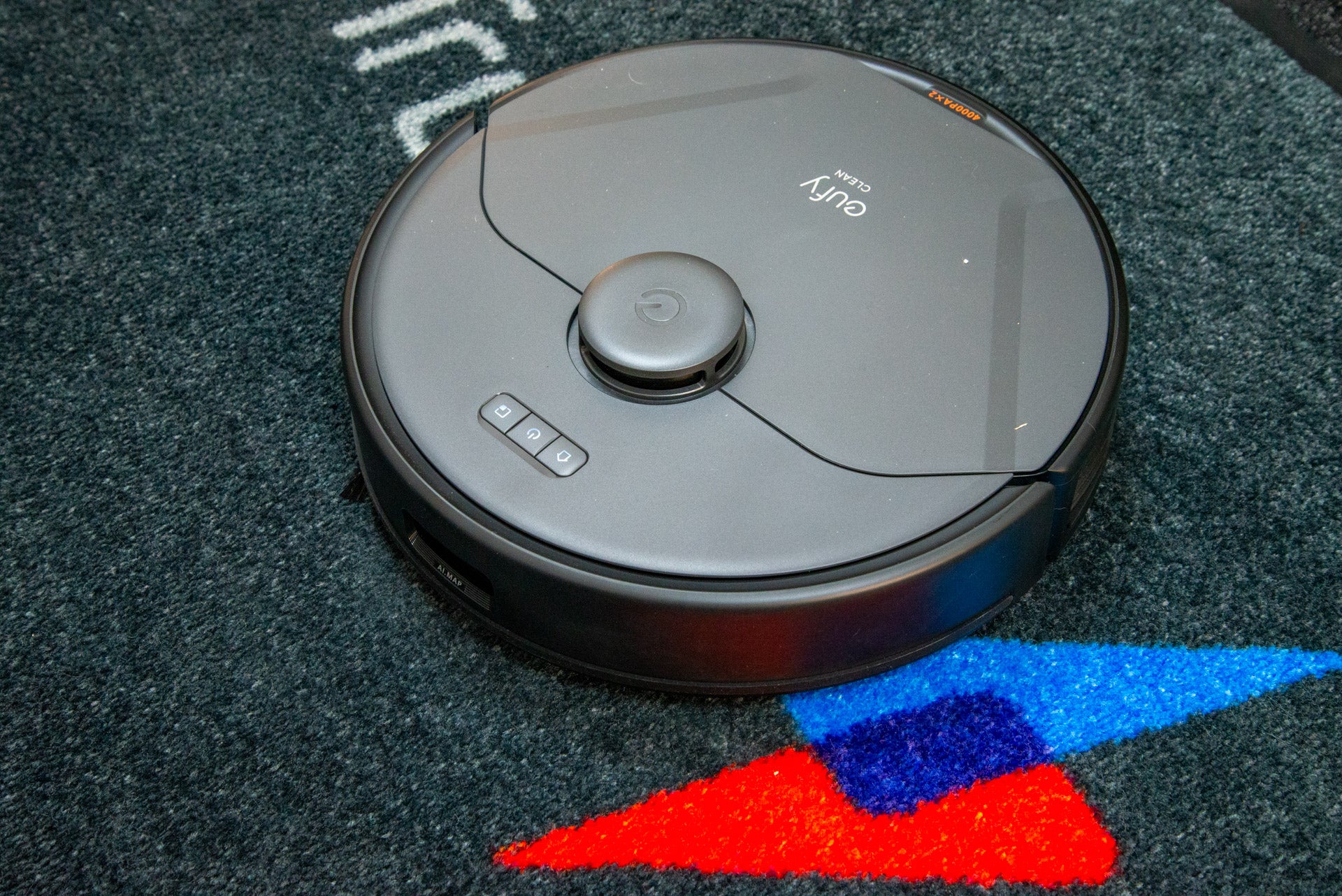 Eufy X8 Pro sobre la alfombra