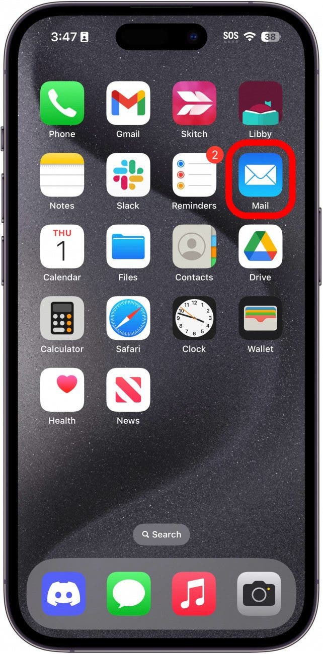 pantalla de inicio del iPhone con la aplicación de correo en un círculo rojo