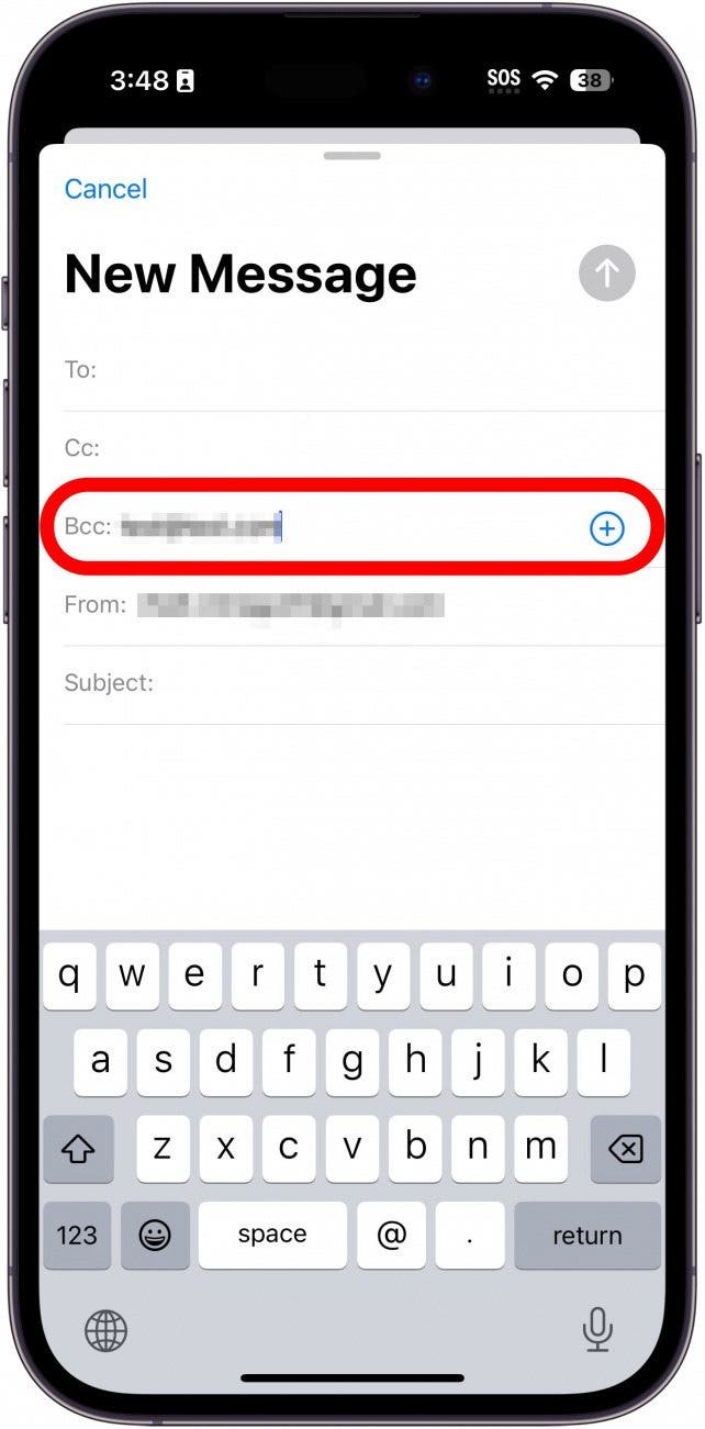 aplicación de correo para iPhone con el campo To dentro de un círculo rojo