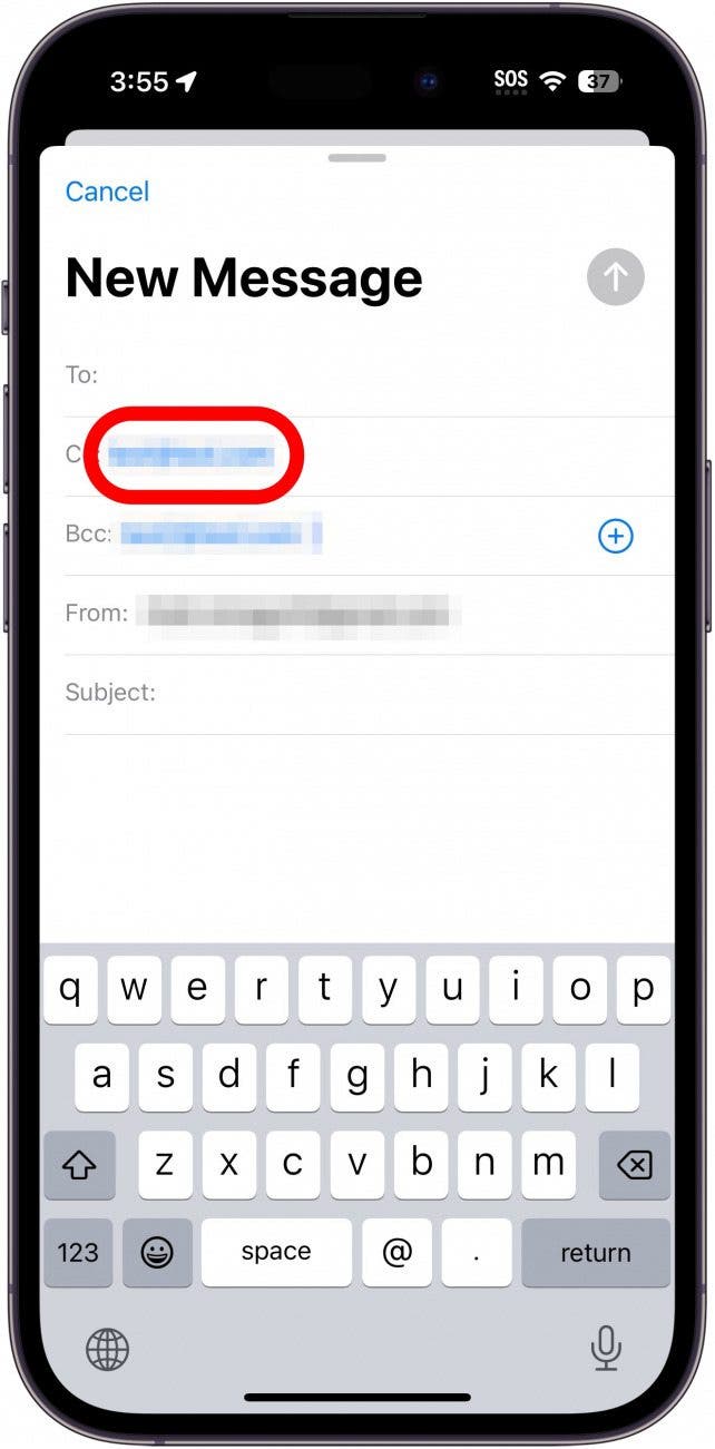 aplicación de correo de iPhone con dirección de correo electrónico en el campo cc con un círculo rojo, lo que indica que se debe mantener presionada