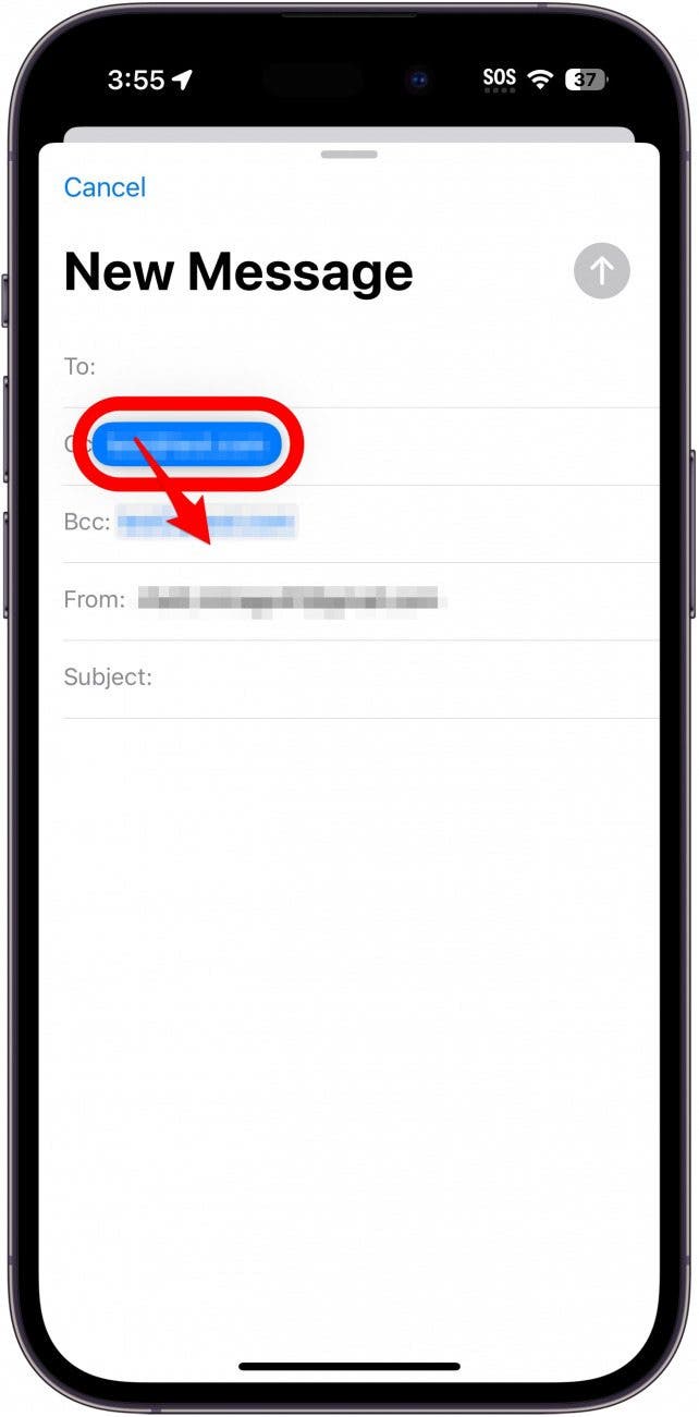 aplicación de correo de iPhone con la dirección de correo electrónico en el campo cc resaltada en azul y rodeada en un círculo rojo, con una flecha roja apuntando al campo bcc, indicando que se debe arrastrar al campo bcc