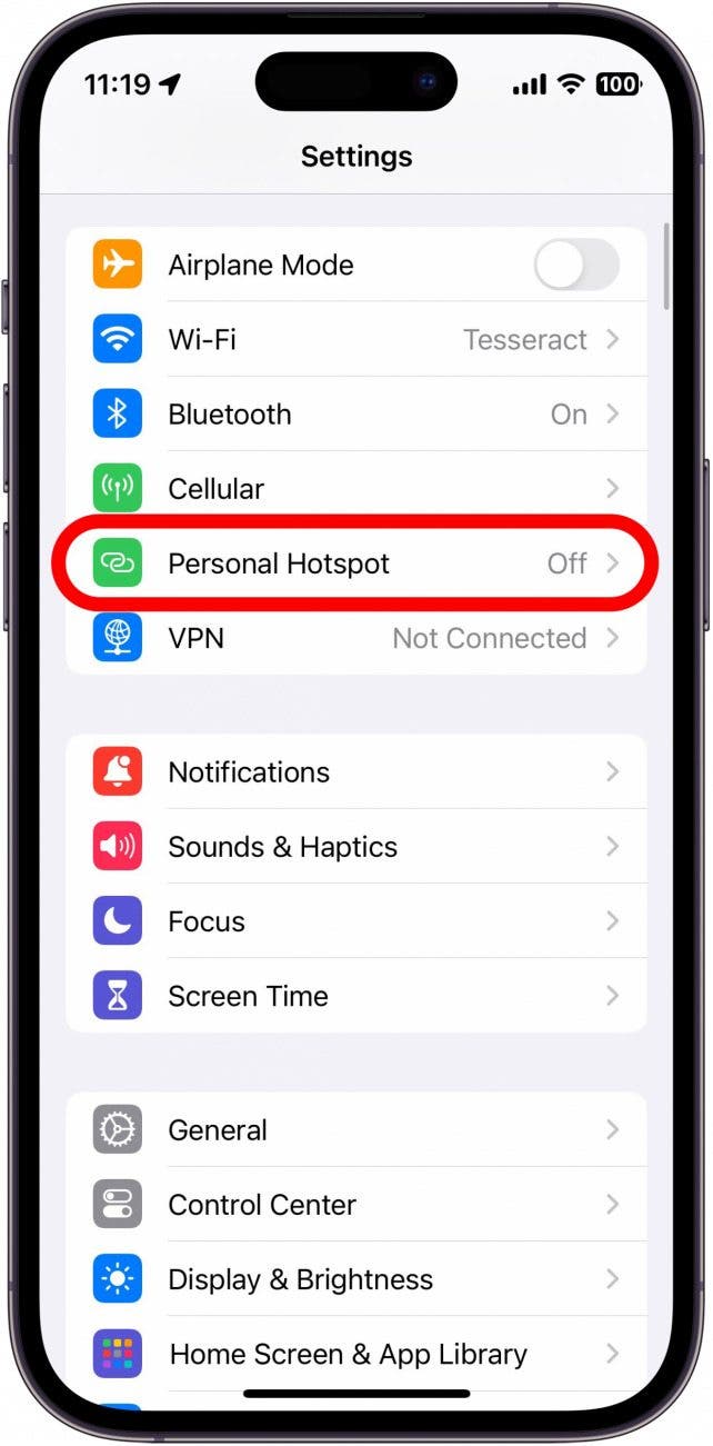 Configuración del iPhone con punto de acceso personal en un círculo rojo