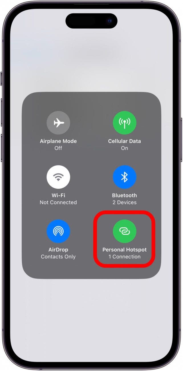 El centro de control del iPhone alterna con el ícono de punto de acceso con un círculo rojo, que muestra 1 dispositivo conectado