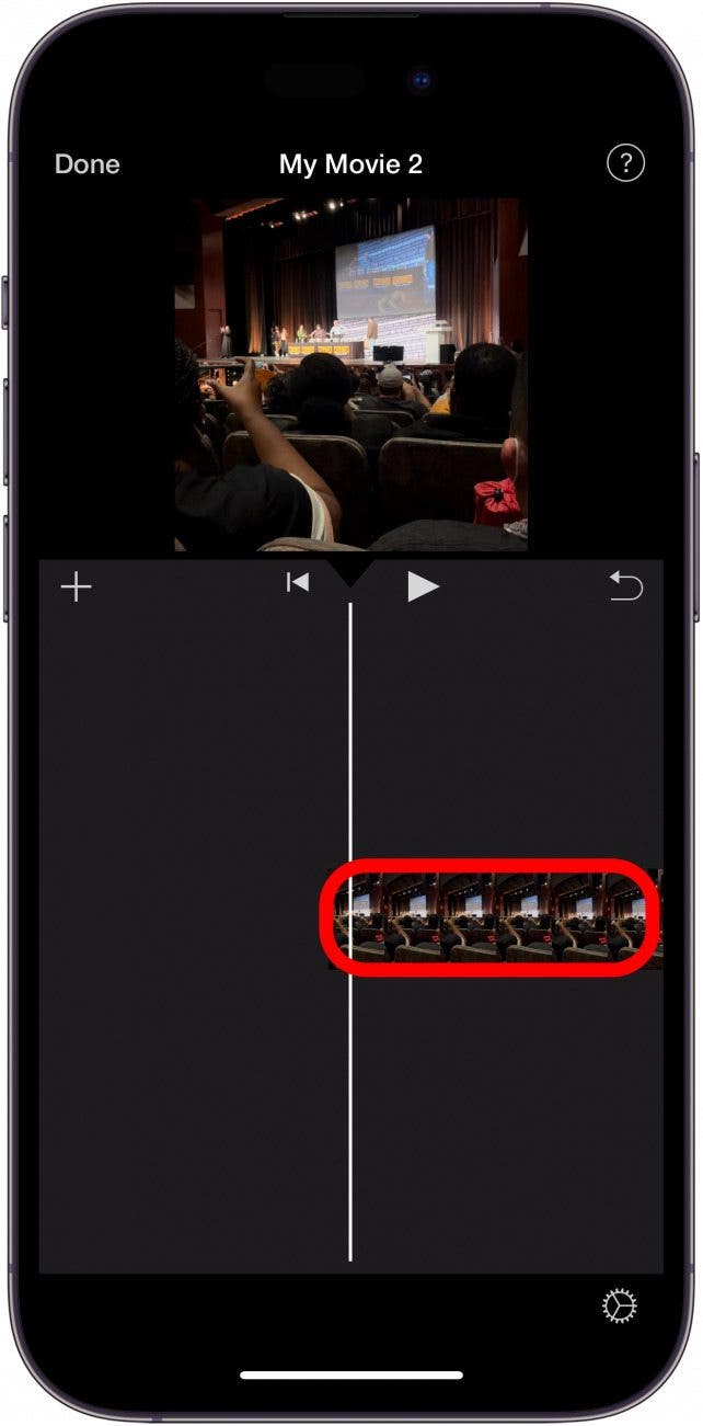 Aplicación Imovie para iPhone con videoclip en la línea de tiempo con un círculo rojo