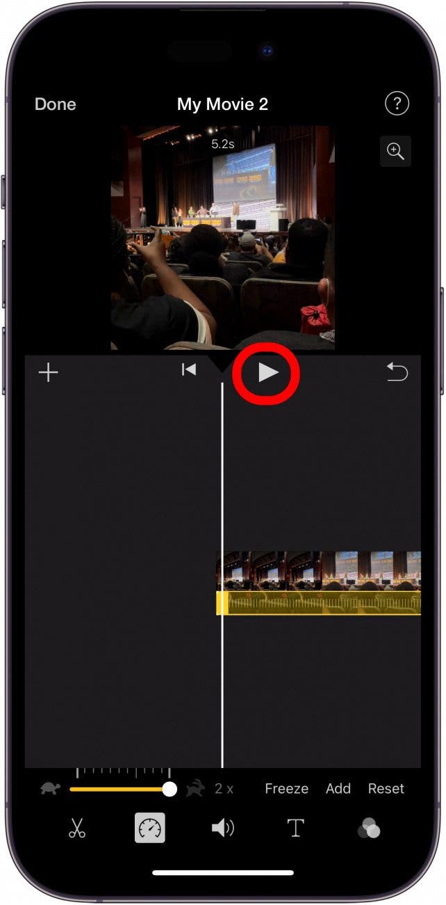 Pantalla de línea de tiempo de la aplicación Imovie para iPhone con el botón de reproducción con un círculo rojo