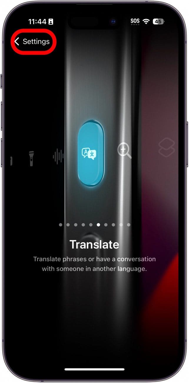 Configuración del botón de acción del iPhone que muestra el icono de traducción con un cuadro rojo alrededor del botón de configuración.
