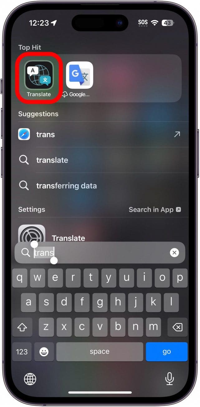 Búsqueda destacada de iPhone con la aplicación de traducción en un círculo rojo