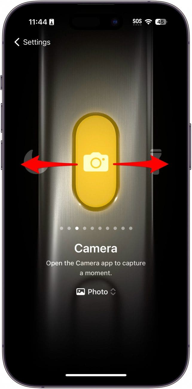 Configuración del botón de acción del iPhone que muestra el ícono de la cámara con flechas rojas apuntando hacia la izquierda y hacia la derecha, lo que indica que se debe deslizar hacia la izquierda o hacia la derecha.