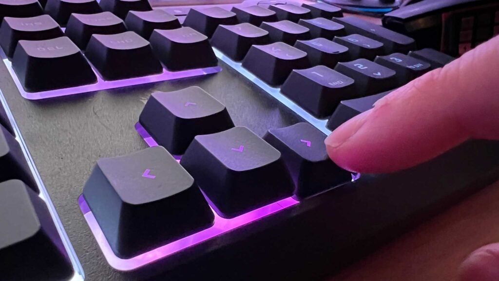 Se presiona un botón en el teclado Corsair K55 Core.