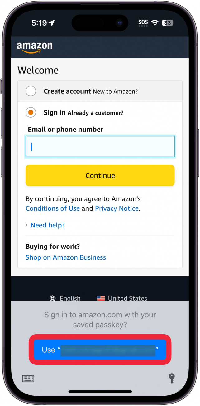Iniciar sesión en Amazon en la página abierta en Safari con Iniciar sesión en [website.com] con el botón de su contraseña guardada en un círculo rojo