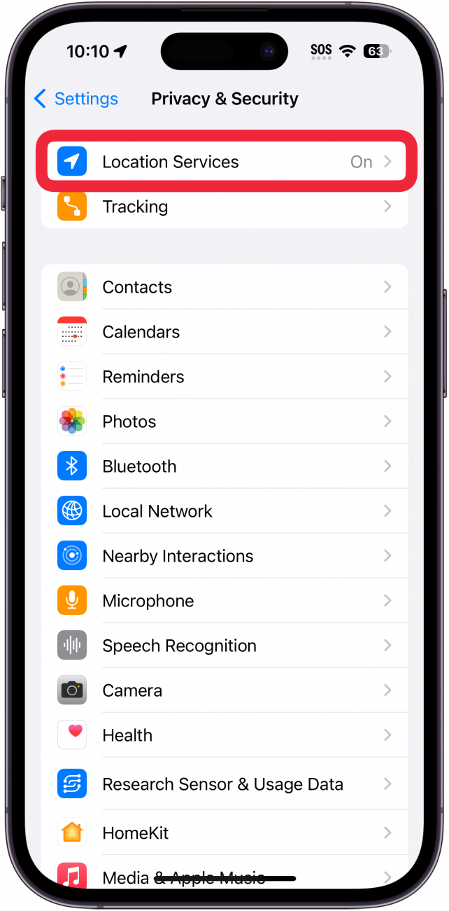 Configuración de privacidad y seguridad del iPhone con un cuadro rojo alrededor de los servicios de ubicación.