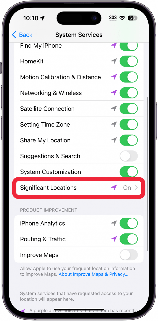 Configuración de ubicación de los servicios del sistema iPhone con un cuadro rojo alrededor de ubicaciones importantes