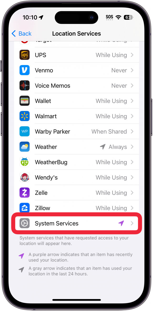 Configuración de servicios de ubicación de iPhone con un cuadro rojo alrededor de los servicios del sistema.