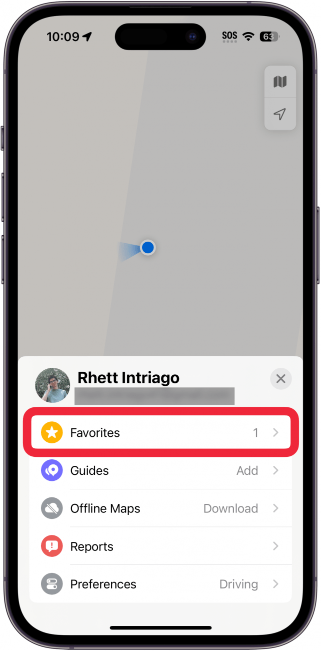Aplicación de mapas para iPhone con favoritos en un círculo rojo