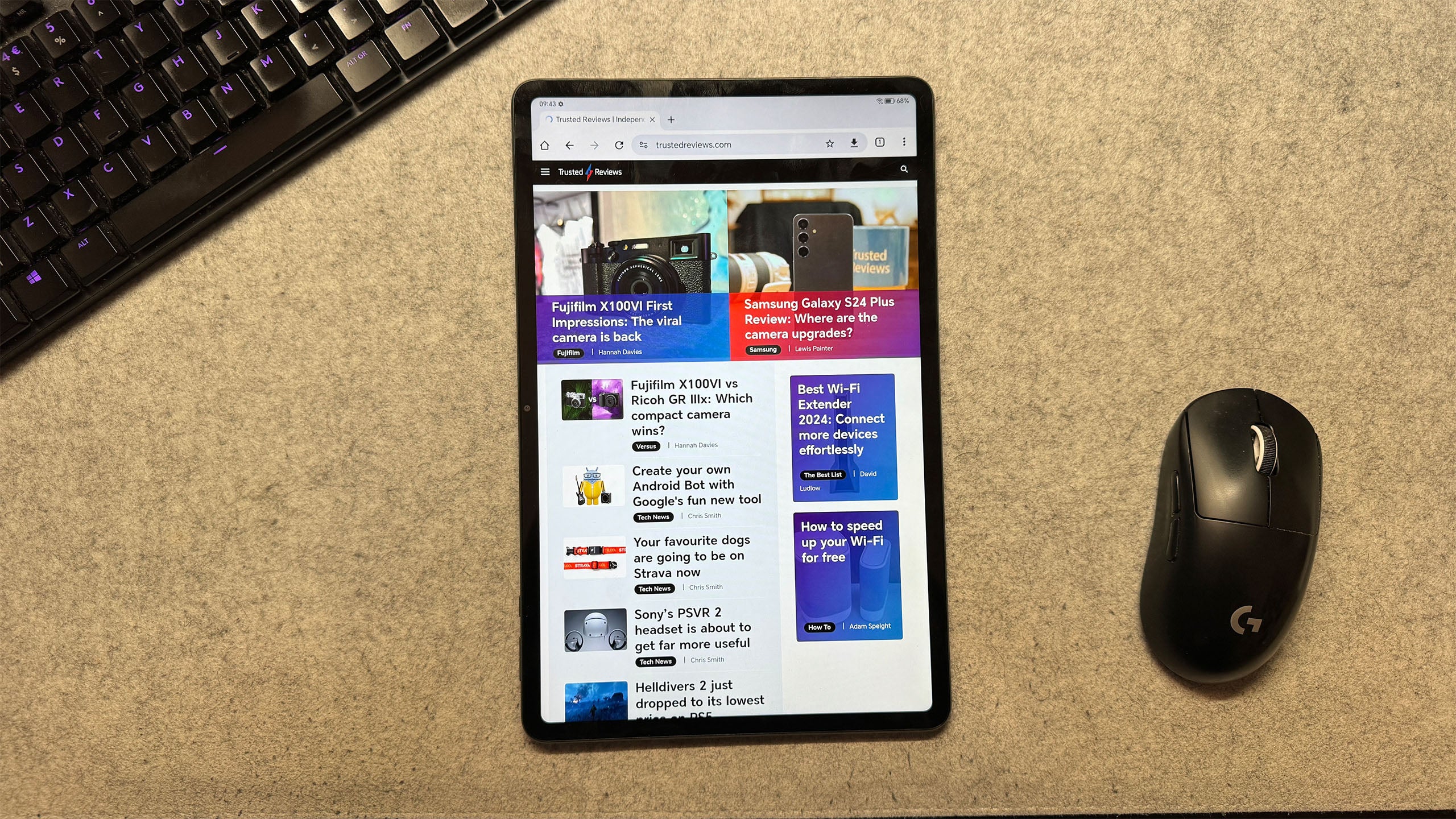 Tableta Honor Pad 9 que muestra el sitio web Themelocal junto con el teclado y el mouse.