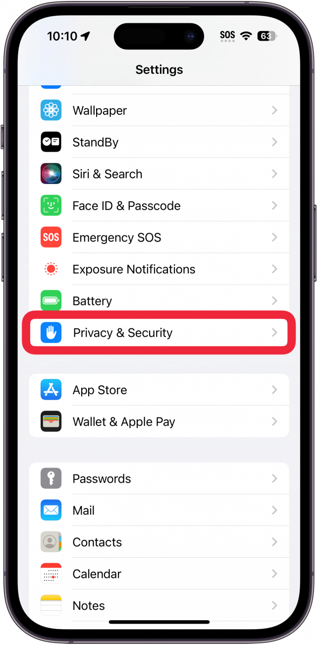 aplicación de configuración de iPhone con un cuadro rojo que indica privacidad y seguridad