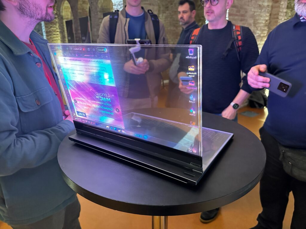 Concepto de portátil transparente Lenovo ThinkBook
