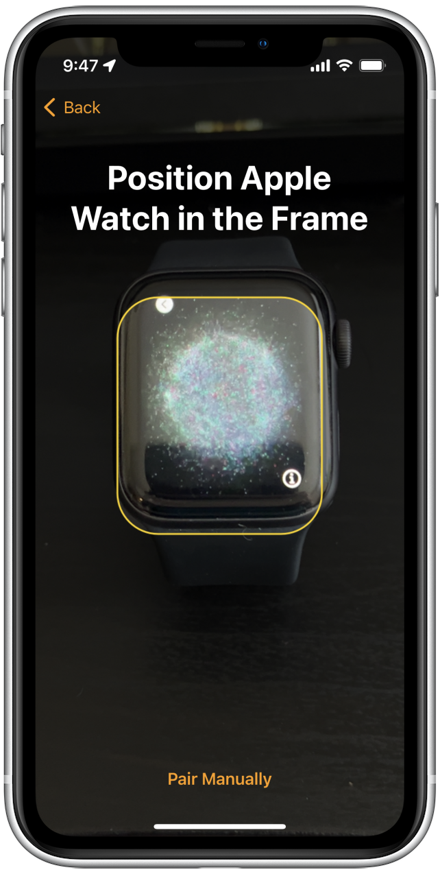 Alinea tu Apple Watch en el marco de la pantalla de tu iPhone. 