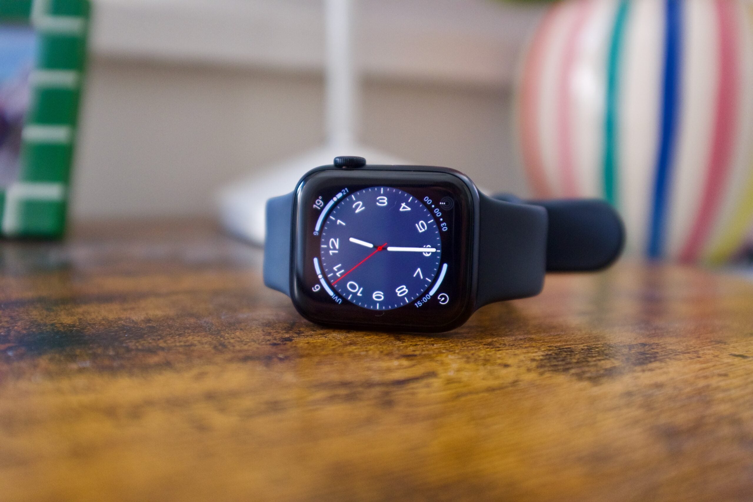 Apple Watch SE 2 frontal con reloj