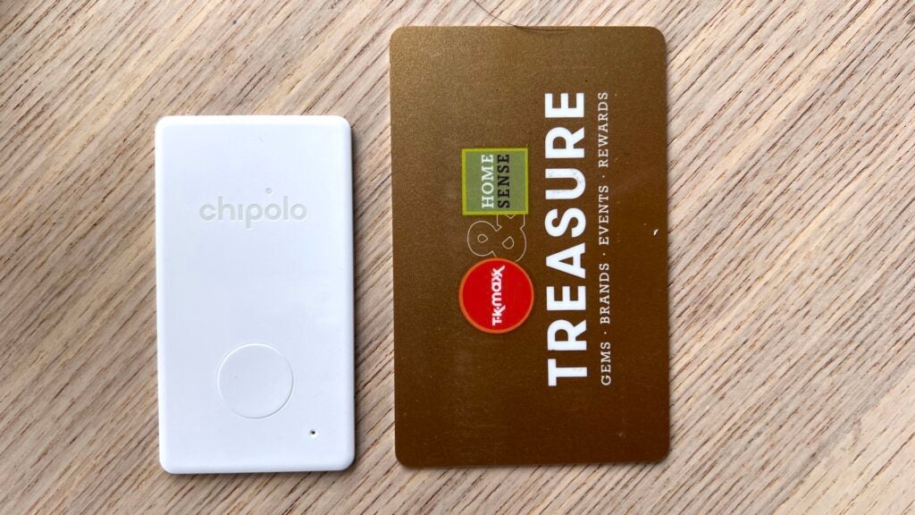 Tarjeta Chipolo junto a una tarjeta de crédito