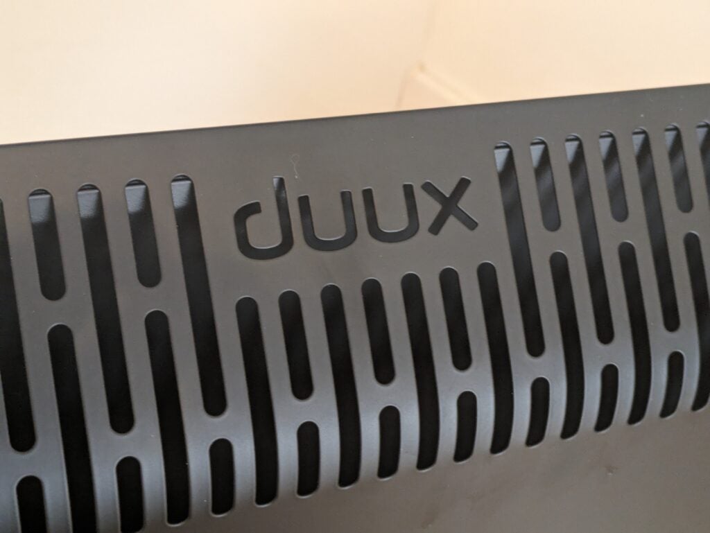 Toma de detalle de las rejillas de ventilación traseras superiores, que están estampadas con el logotipo de Duux.