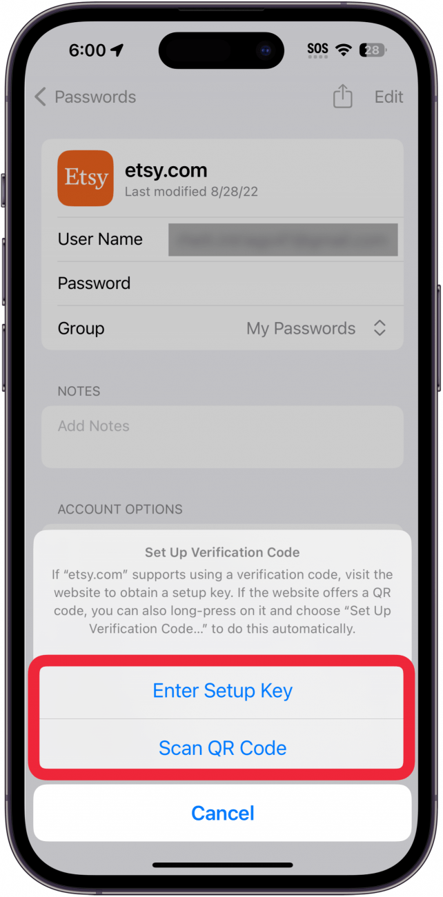 Pantalla de contraseñas de iPhone que muestra información de la cuenta de etsy con los botones Ingresar clave de configuración o Escanear código QR con un círculo rojo