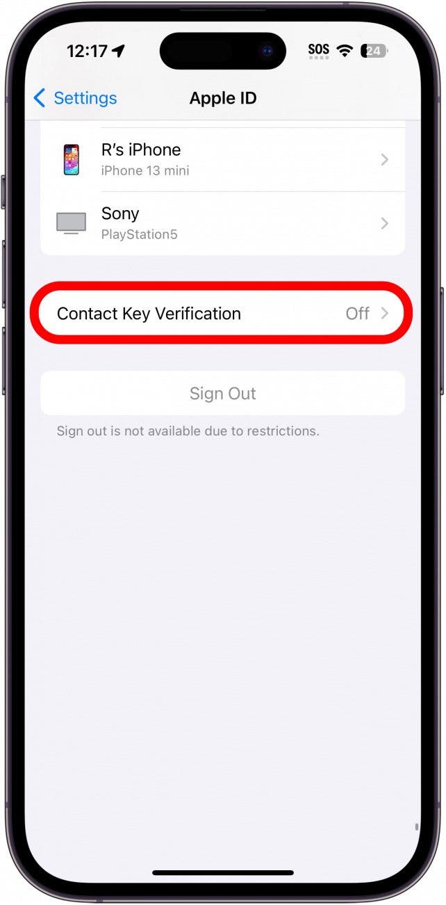 configuración de la cuenta de iPhone con verificación de clave de contacto en un círculo rojo