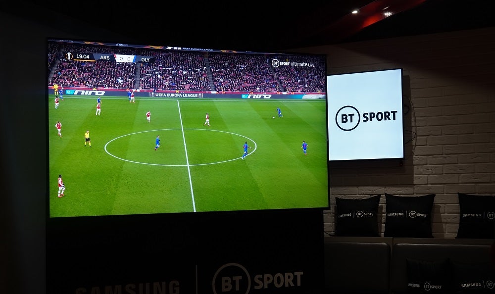 Un televisor Samsung 8K negro que muestra un partido de fútbol en BT Sport
