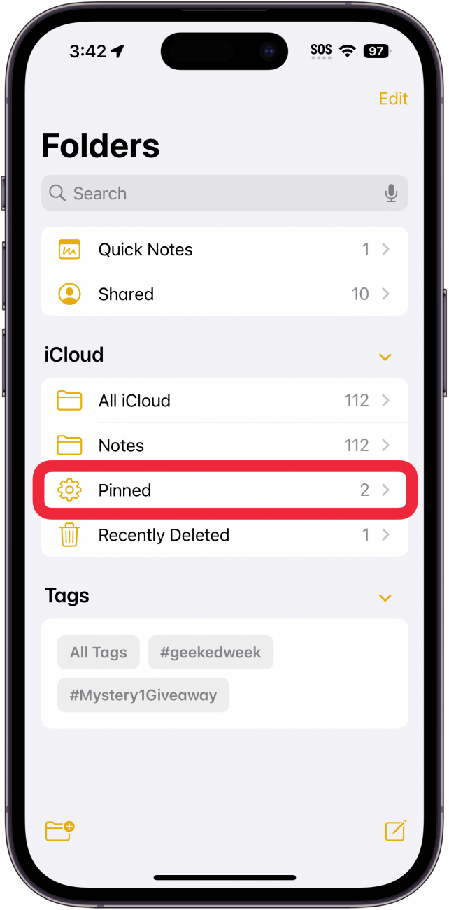 Lista de carpetas de notas del iPhone con un cuadro rojo alrededor de la carpeta inteligente de notas fijadas.