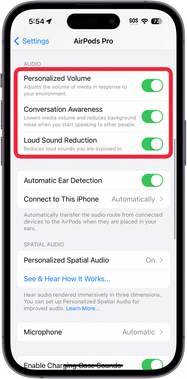 Pantalla de configuración de los airpods del iPhone con un cuadro rojo alrededor de la sección de configuración de audio con opciones para personalizar el volumen, conocer la conversación y reducir los sonidos fuertes.