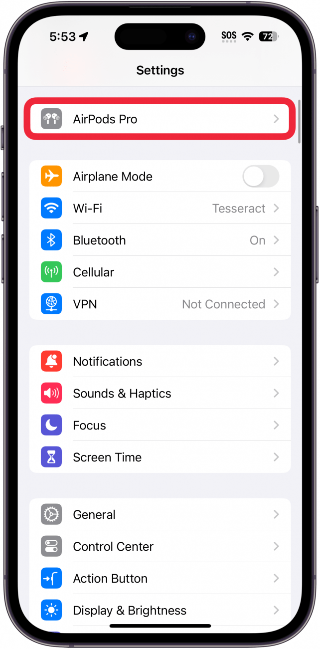 aplicación de configuración de iPhone con un cuadro rojo alrededor de los airpods