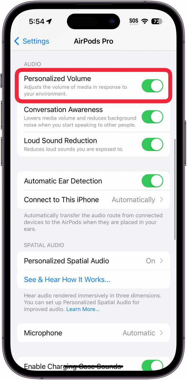 Pantalla de configuración de los airpods del iPhone con un cuadro rojo alrededor del interruptor de volumen personalizado