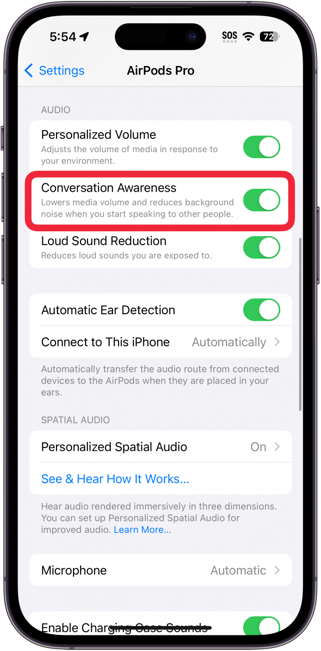 Pantalla de configuración de los airpods del iPhone con un cuadro rojo alrededor del interruptor de reconocimiento de conversación