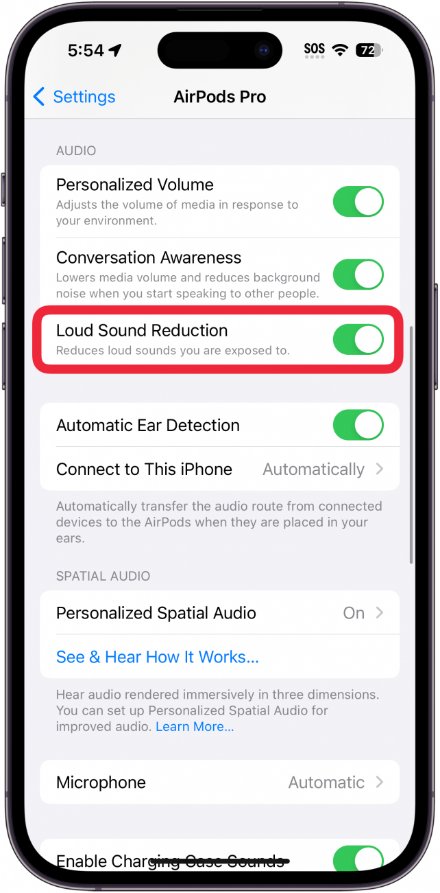 Pantalla de configuración de los airpods del iPhone con un cuadro rojo alrededor para reducir los sonidos fuertes.