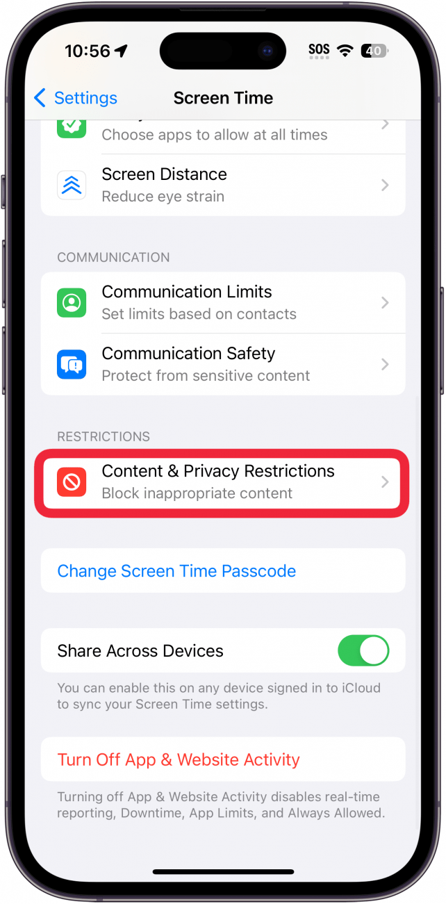 Configuración del tiempo de pantalla del iPhone con un cuadro rojo alrededor de las restricciones de contenido y privacidad.