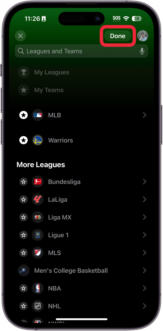 aplicación de deportes para iPhone que muestra ligas y equipos con un cuadro rojo alrededor del botón Listo