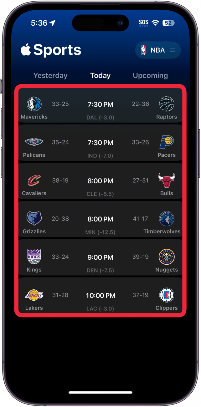 Aplicación de deportes para iPhone con un cuadro rojo alrededor de los resultados actuales del equipo.