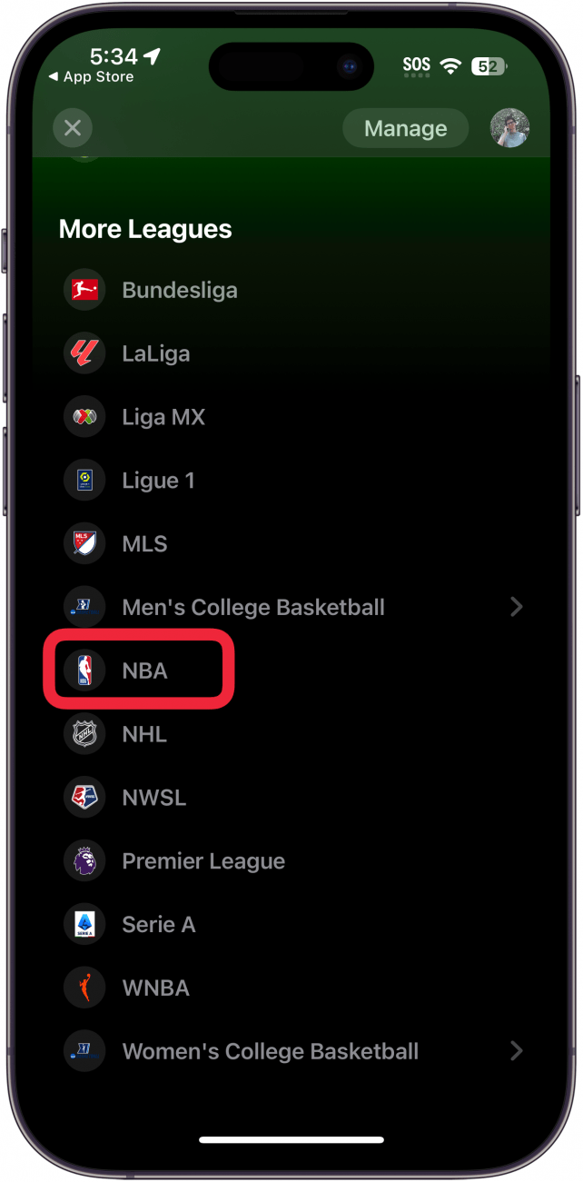 Aplicación de deportes para iPhone que muestra ligas y equipos con un cuadro rojo alrededor de la NBA